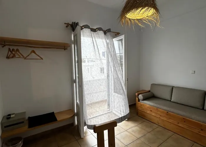 里瓦几亚酒店 *