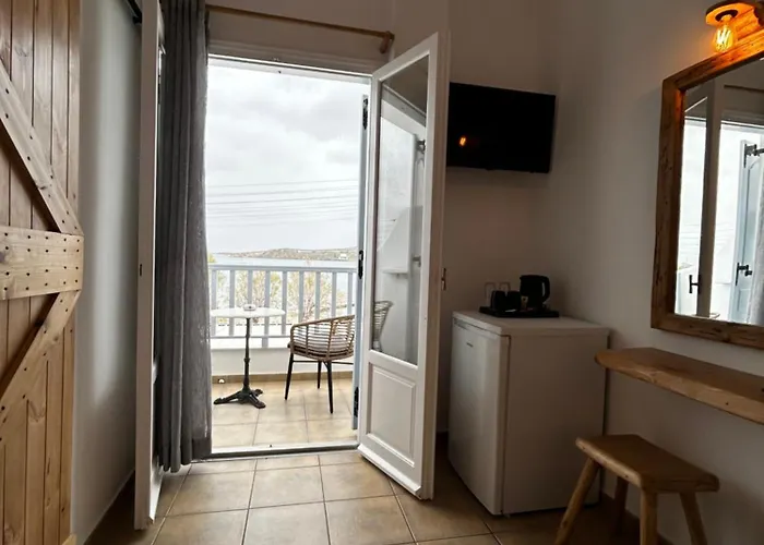 里瓦几亚酒店 *